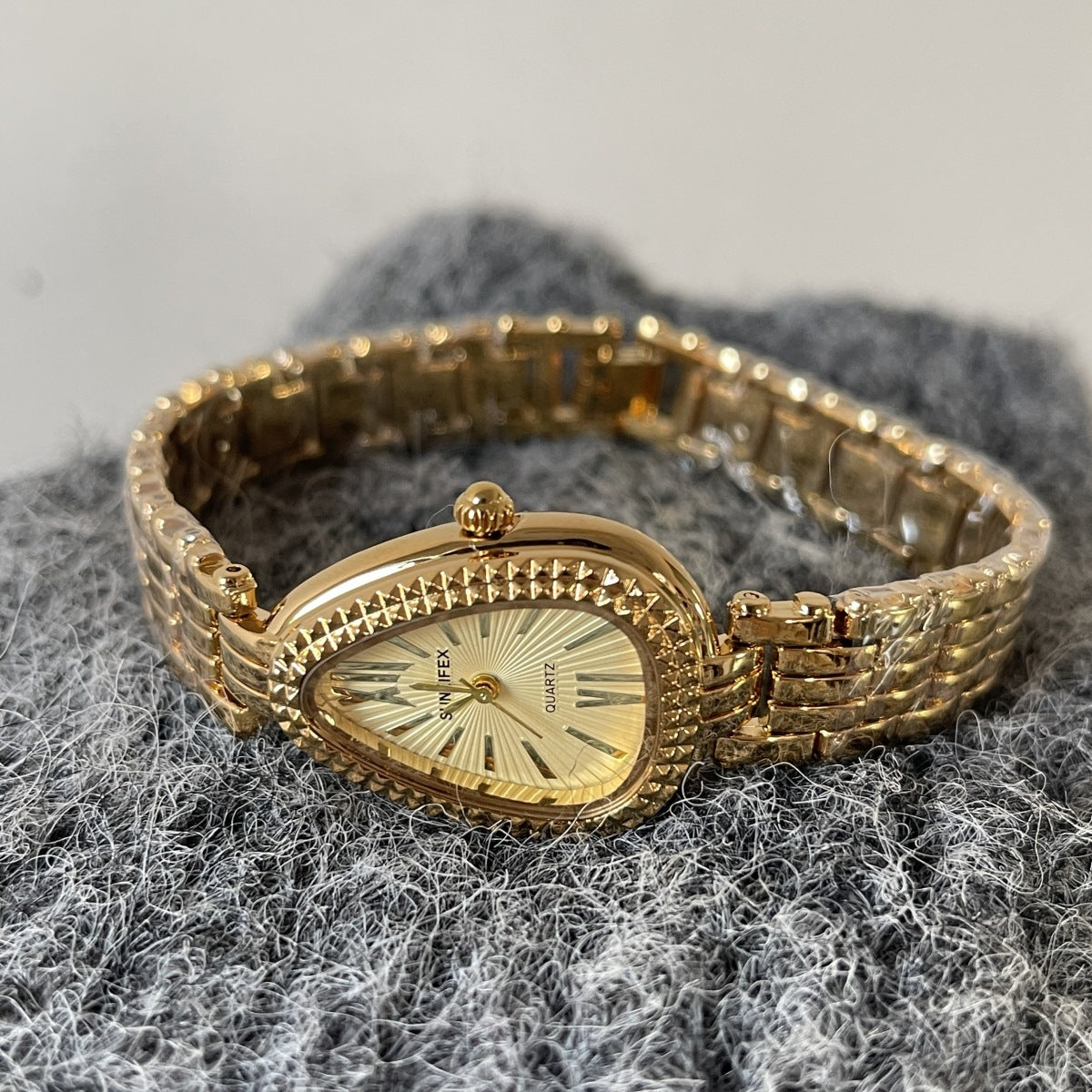Women's Watch Exquisite High-grade Gold Steel Strap Watch